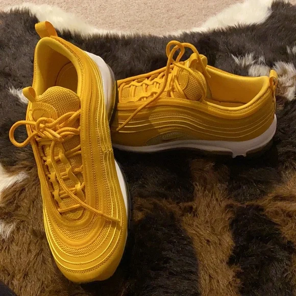 Airmax 97 canyon gold 9.5 w 7.5 men - Picture 2 of 5